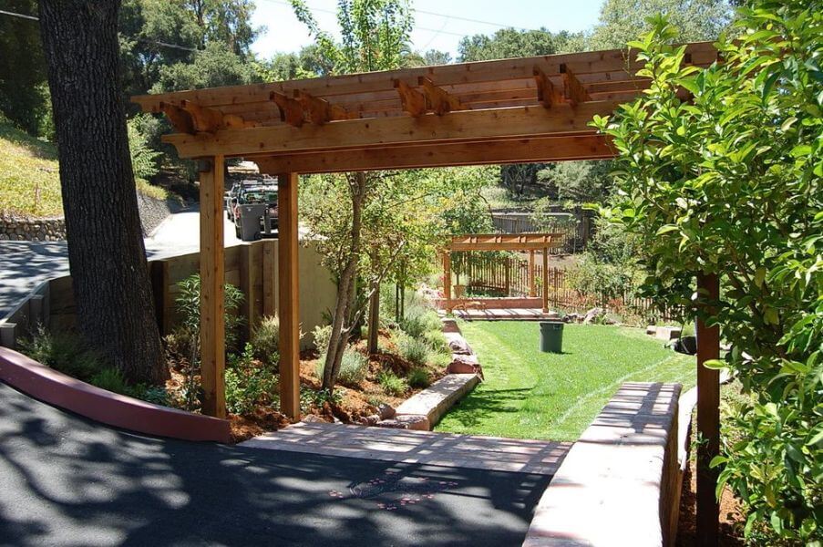 Landscaping with Wood - Edges, Retaining Walls & Pathways