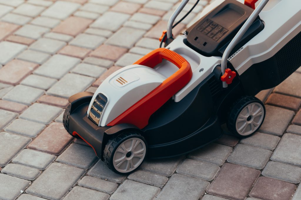 electric vs gas mowers
